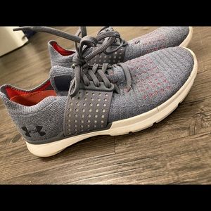 Size 6 under armour athletic shoe